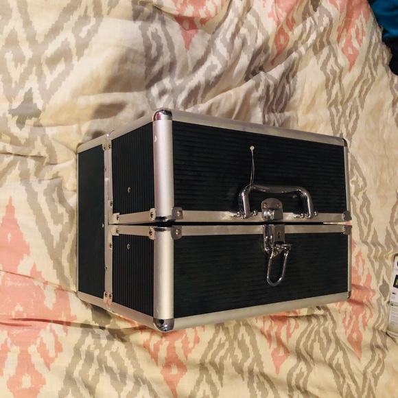 Makeup box/caboodle - Picture 2 of 3